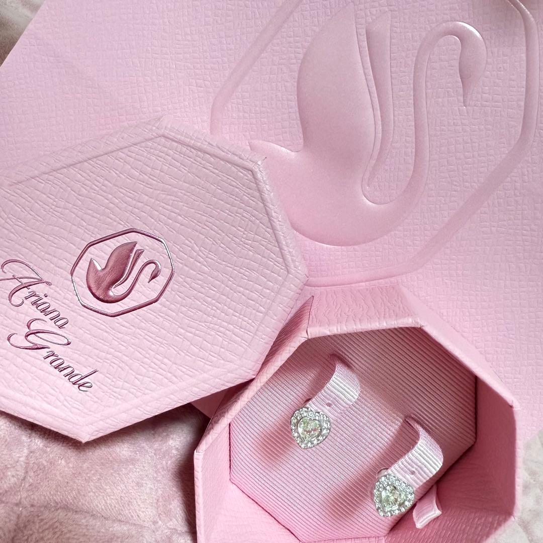 SWAROVSKI Ariana Grande コラボ ピアス Ariana Grande x Swarovski hoop earrings, Crystal pearl, Baguette