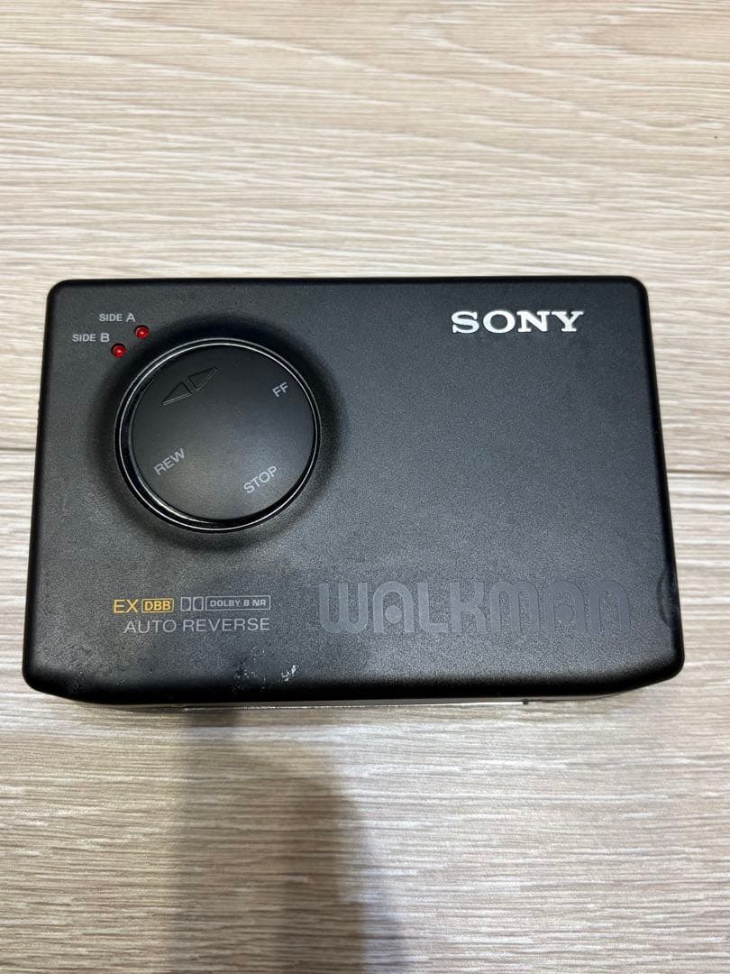 ①【ジャンク】SONY カセットウォークマン WM-600 乾電池アダプタ付