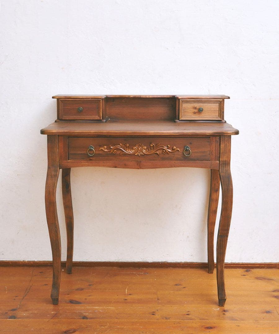 サリュ Baroque -makeup room-アンティークデスク