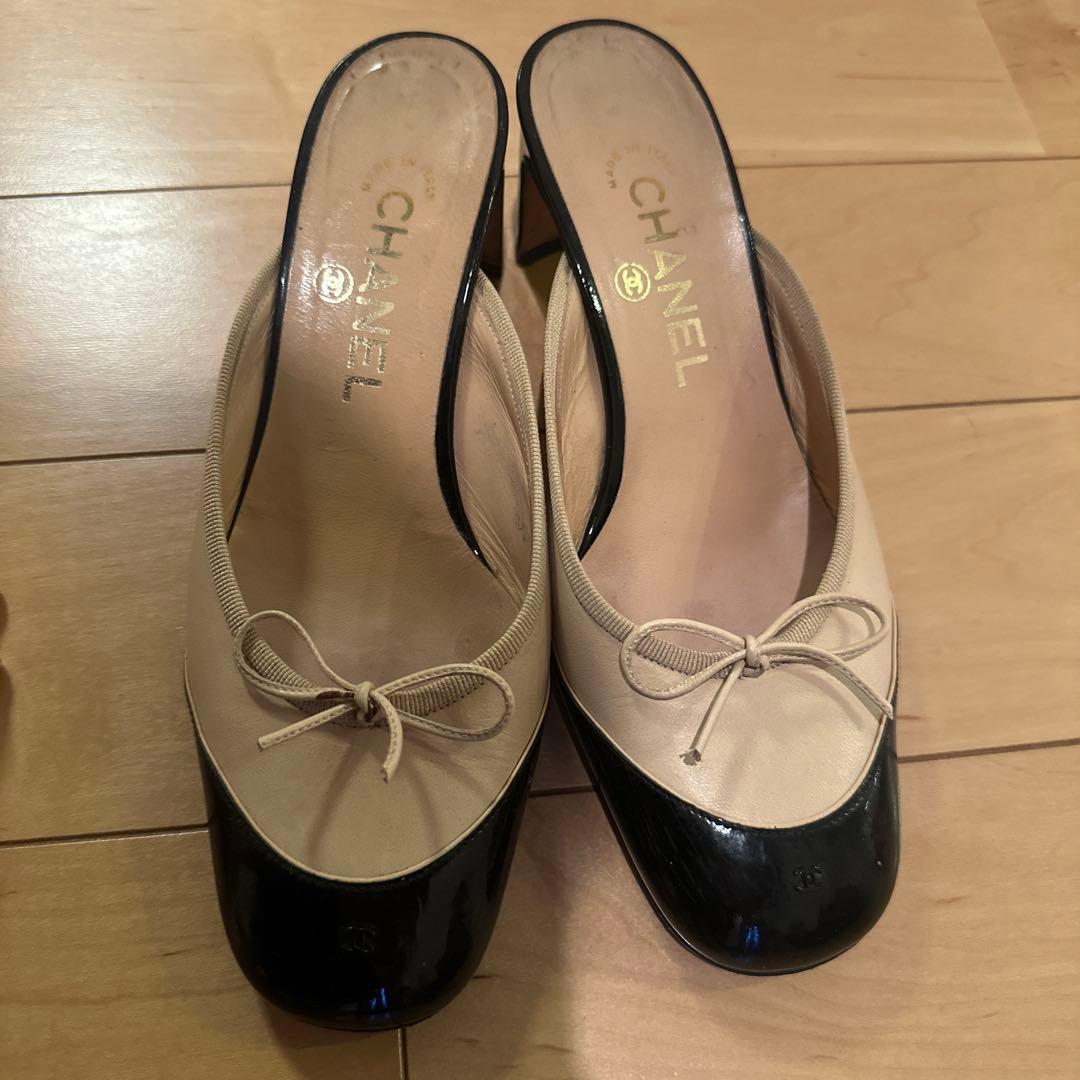 CHANEL ベージュ/ブラック ミュール　36.5 Chanel Lambskin Cap Toe CC Pumps 36.5 Beige Black 1674274
