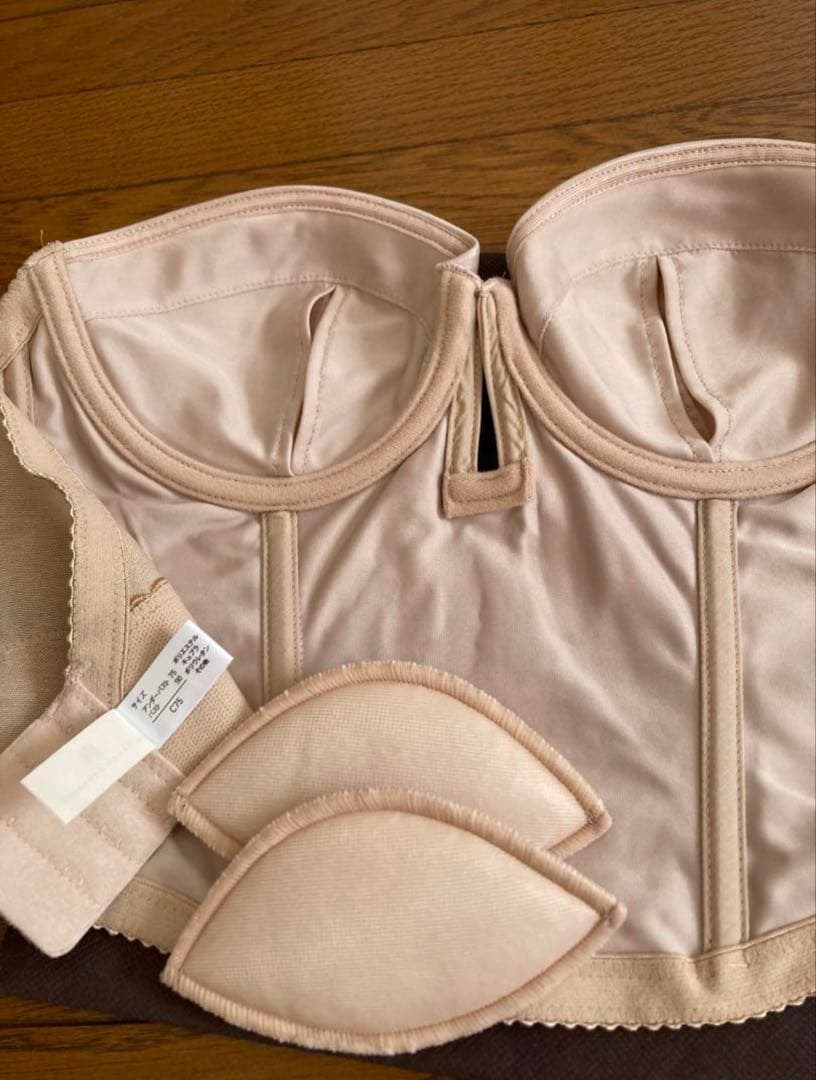 THE TREAT DRESSING ブライダルインナーのショートビスチェC75 - メルカリ