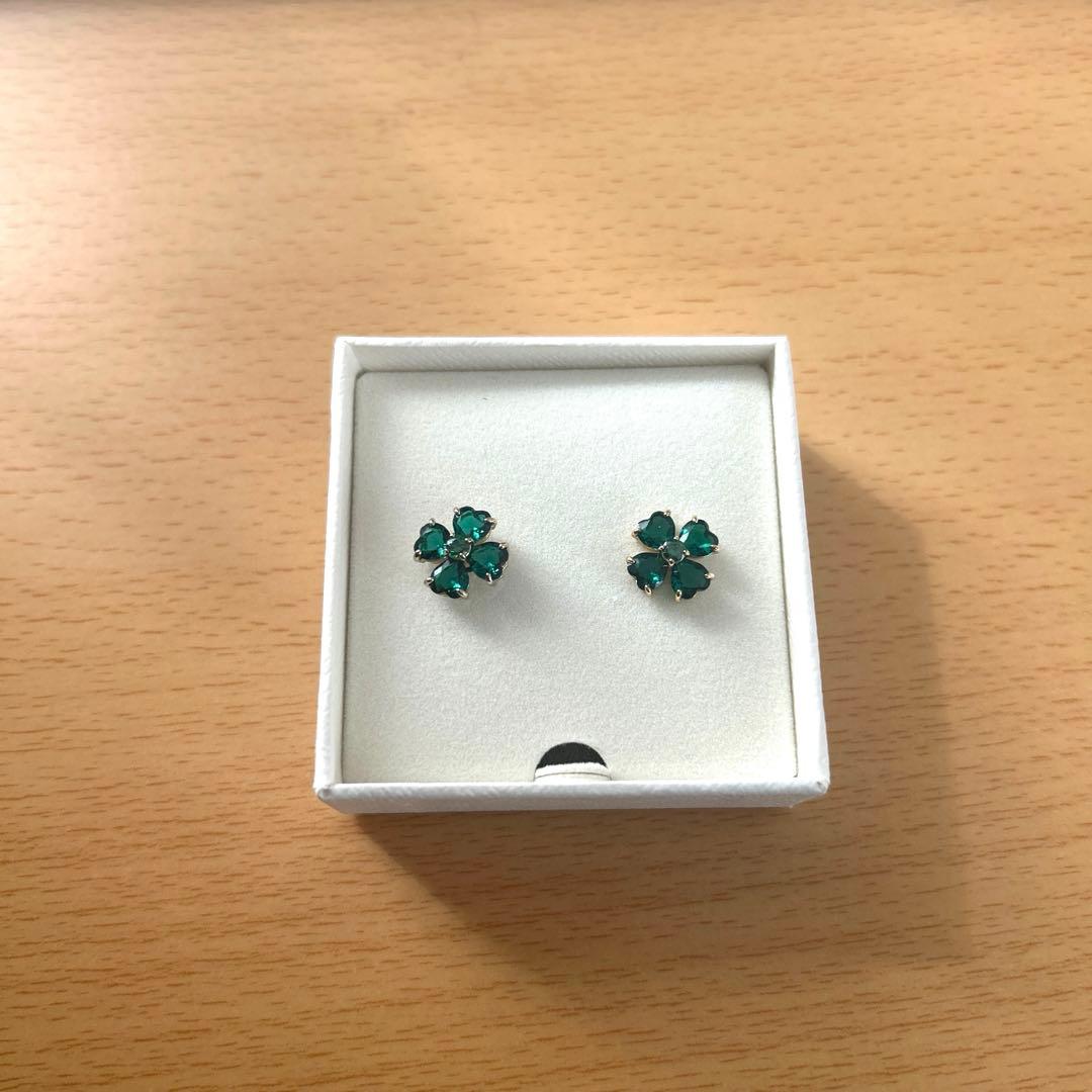 スワロフスキー　ピアス　クローバー　可愛い　キレイ　緑　自然　花　“定価の半額” クーポンで10％OFF ピアス レディース スワロフスキー クローバー