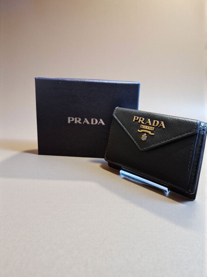 ＰＲＡＤＡ　プラダ　サフィアーノ　三つ折り財布 v ☆韓国の人気☆【PRADA】☆サフィアーノレザー 三つ折り 財.布