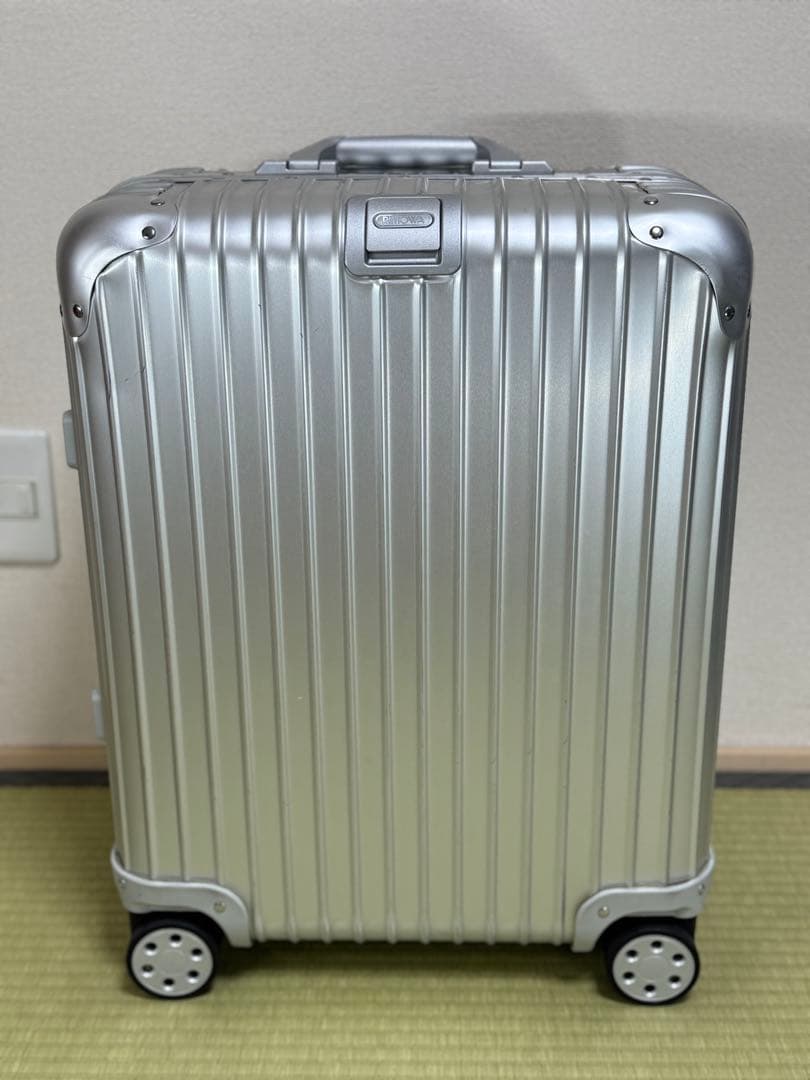 RIMOWA リモワ TOPAS トパーズ 45L 4輪 アルミ シルバー 楽天市場】未使用 リモワ トパーズ 45L 2～3泊 キャリー バッグ 旅行