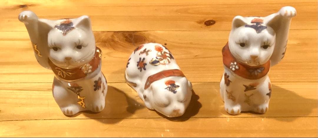 【美品】左右招き猫　眠り猫3点セット　骨董　陶器　置物　工芸品　美術品　伊万里焼 美品】左右招き猫 眠り猫3点セット 骨董 陶器 置物 工芸品 美術品