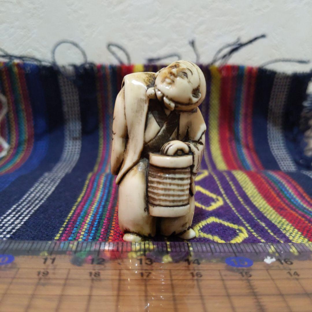 時代提物人物根付 天然素材 在銘【夜道 提灯を持つ人物】高約4.5cm 重18ｇ M188 時代 骨製 提げ物 唐子根付 細密彫刻 / 中国 唐物 人物 骨董 古