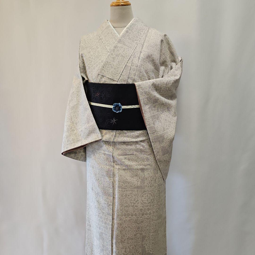 本真綿結城紬☆結城織物☆正絹☆結城紬☆仕付け付き☆薄いグレー地☆証紙あり 本場結城紬 地機織 手織り真綿紬 80亀甲【縞】 [241201-yu-1