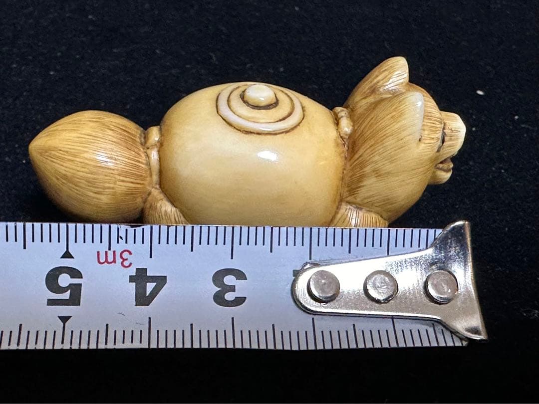 極上 根付 狸 彫刻 置物 細密細工 骨董 アンティーク 在銘 - メルカリ