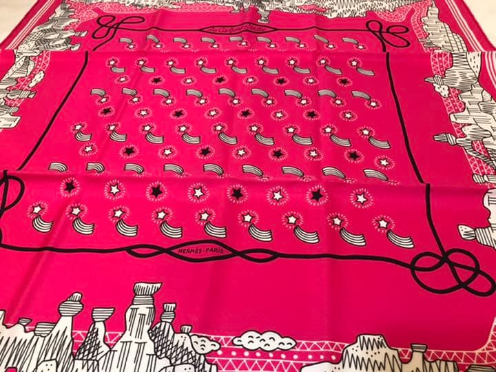 HERMES シルクバンダナ 55cm / 星降る渓谷 カレ55 ローズ - メルカリ