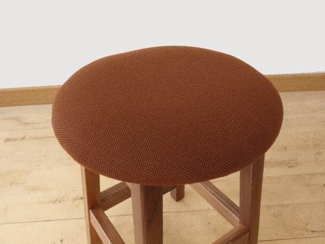 北海道手作り家具 ウォールナット材 スツール 座面布座（茶色）