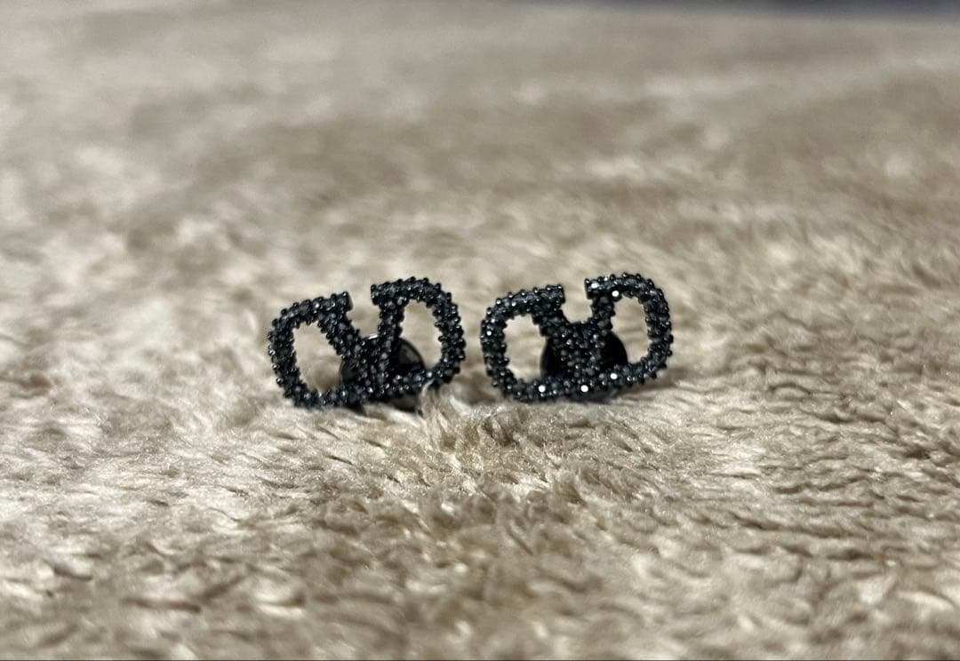 VALENTINO Vロゴ ピアス 新作＊ VALENTINO Vロゴ ボールドエディション メタル ピアス