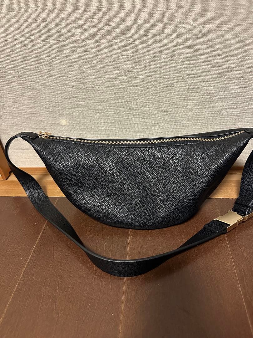 お値下げrivedroiteレザー ボディバッグ 黒カーブボディバッグ RIVE DROITE（リヴドロワ）の「カーブボディバッグ（ボディバッグ