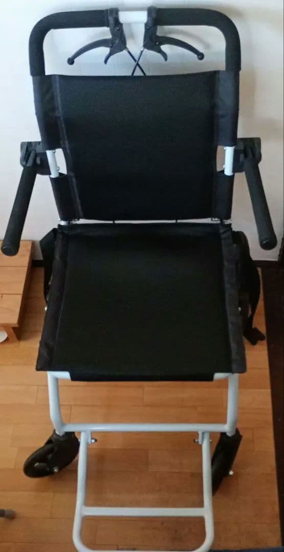 折りたたみ式黒い介助用車椅子　コンパクト車椅子 ノーパンクタイヤ MRG JAPAN [専門家監修] 車椅子 介助用 軽量 折りたたみ コンパクト 3