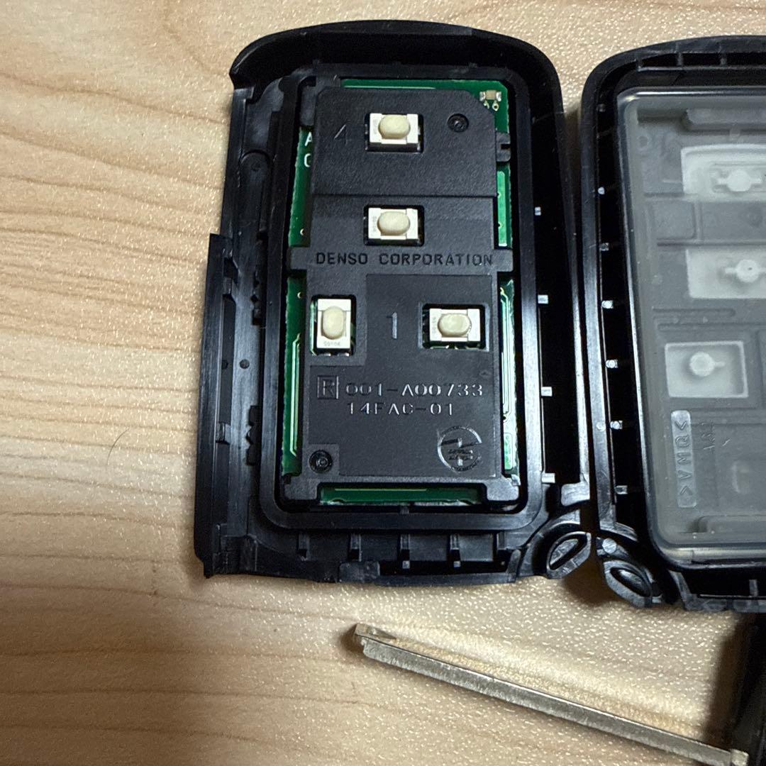 トヨタ純正 ヴォクシー スマートキー (4つボタン) 送料込み - メルカリ