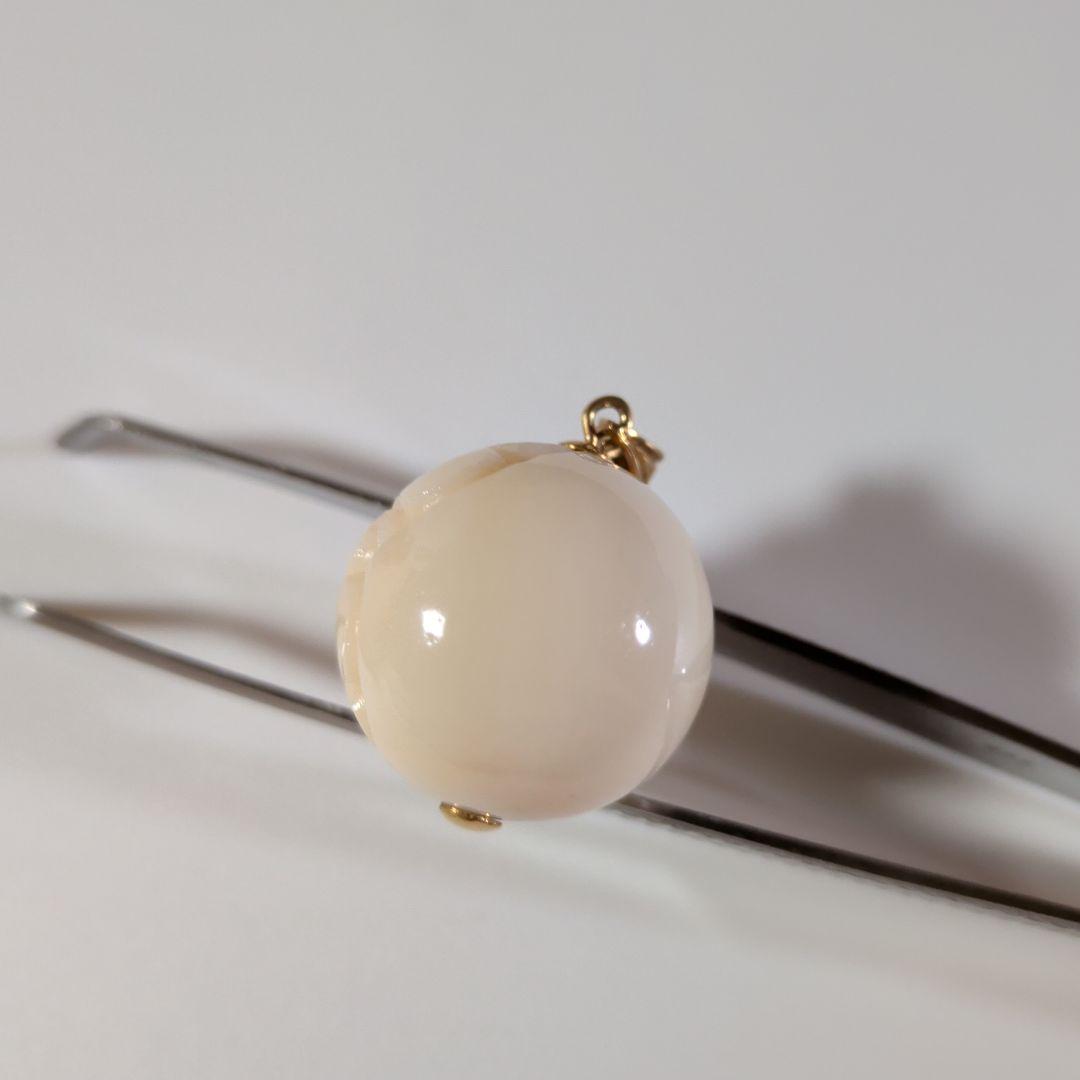 ペンダントトップ　K18　YG　珊瑚　丸玉　彫刻　20.80mm　12.81g