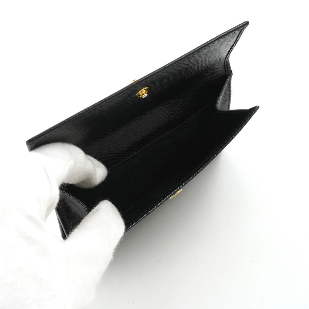 ✨極上美品✨ プラダ 二つ折り 三角プレート サフィアーノレザー W