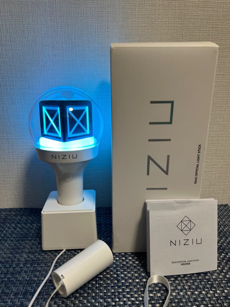 NiziU ペンライト NiziU OFFICIAL LIGHT STICK - メルカリ