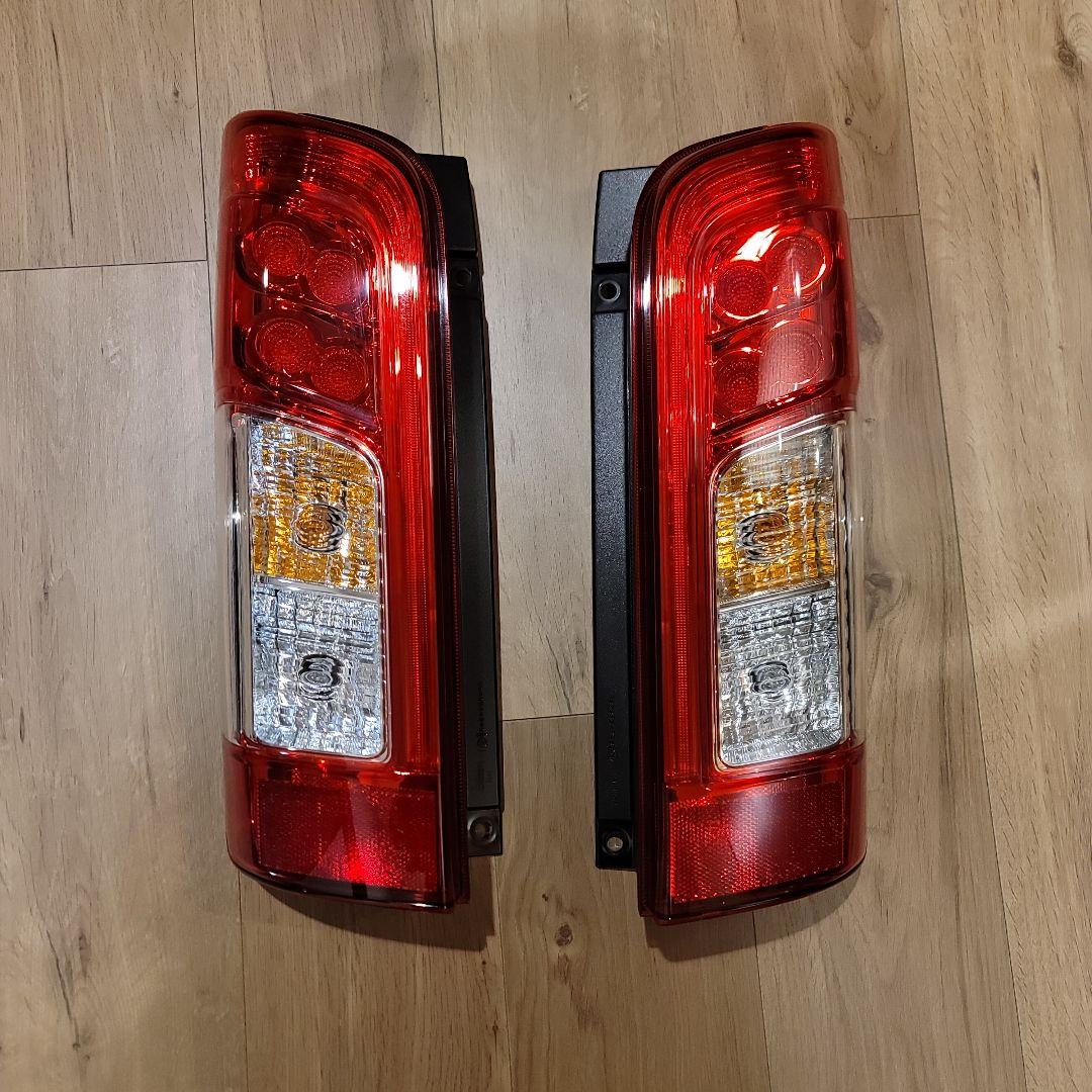 キャラバン E26 純正 後期 LEDテールランプ 2025年製 日産（NISSAN） NV350 後期ルック LED テールランプ キャラバン E26系