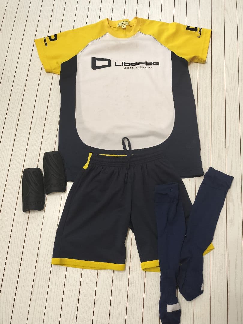 4点セット】 リベルタサッカーウェアとジャージ160cm すね当てくつ下