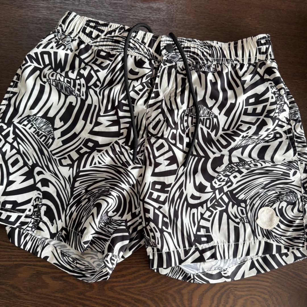 モンクレール S 水着 海パン サーフパンツ ボードショーツ 総柄 黒 白 MONCLER（モンクレール） ショートパンツ ハーフパンツ メンズ