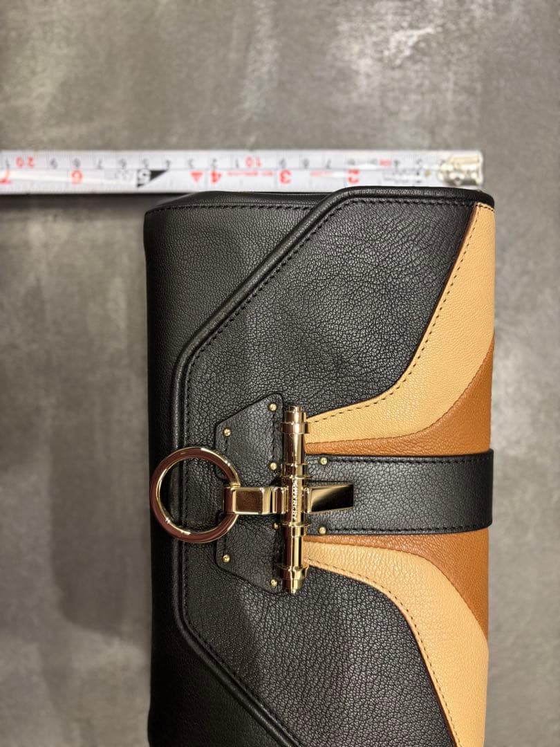 値下げしました！新品 ジパンシーレザー フラップクラッチバッグ定価