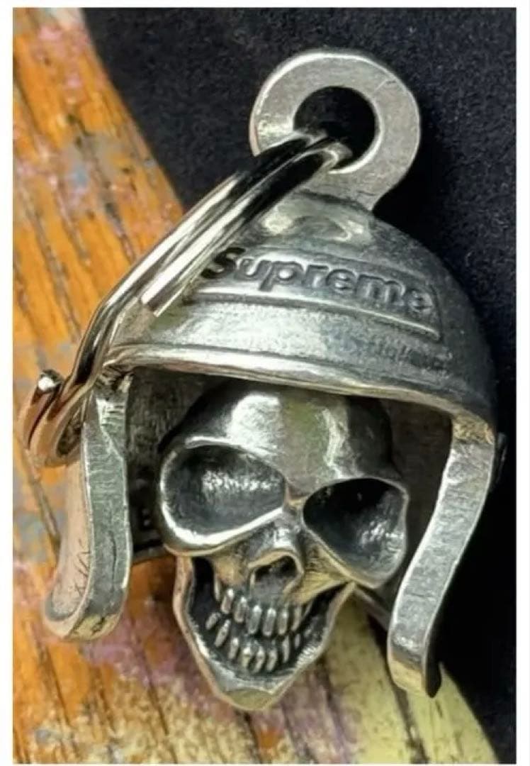 Supreme Skull Bell Keychain シルバー - メルカリ