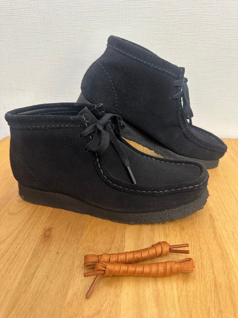 Clarks クラークス ワラビーブーツ ブラックスエード 替え紐付き 000000033277-01.jpg?size=l&w=