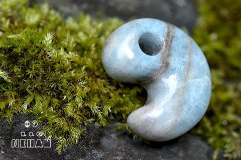 【入りコン沢・青・高品質】糸魚川翡翠輝石・勾玉　約8.1g・2.3cm