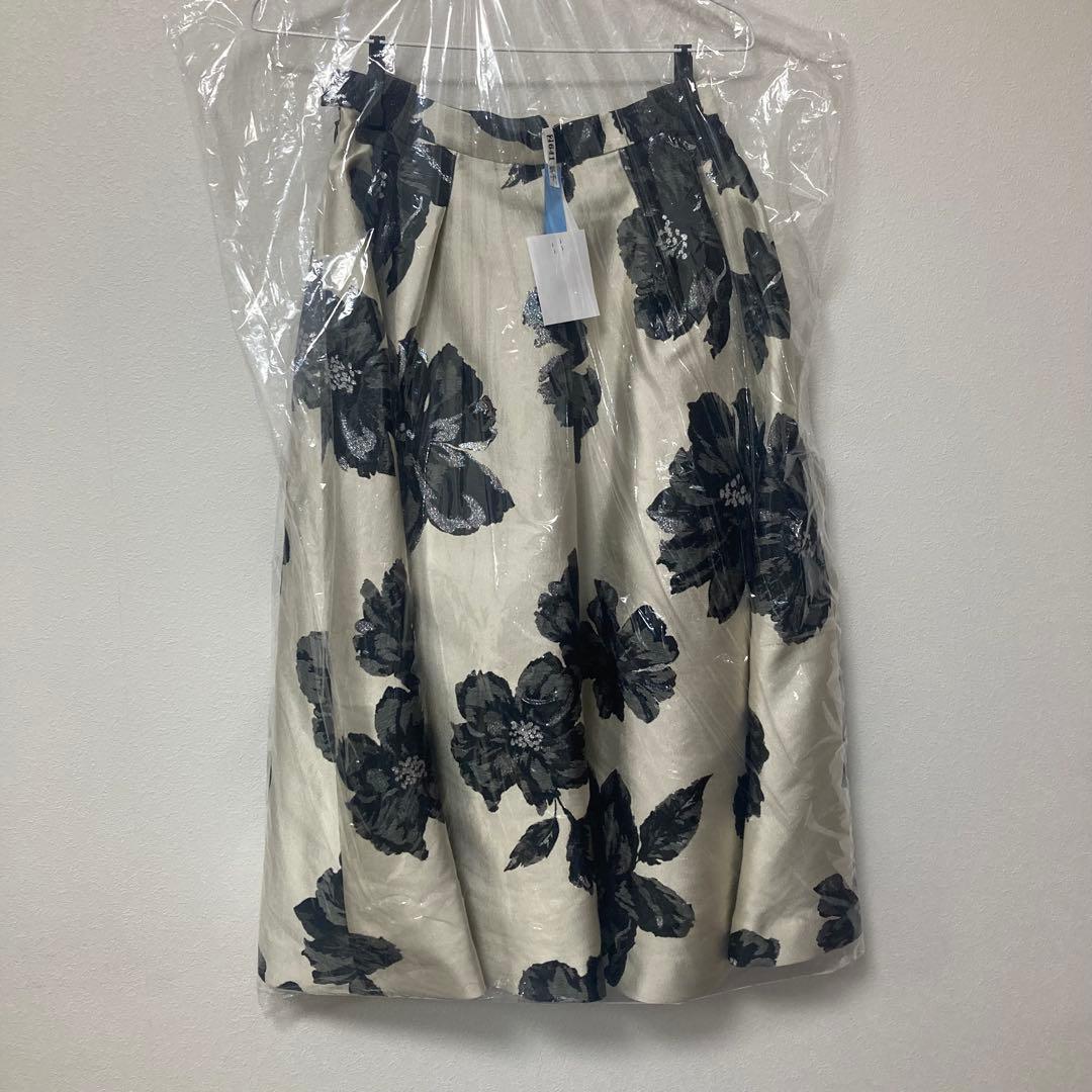 allureville】ラメフラワージャガードタックスカート1 - メルカリ