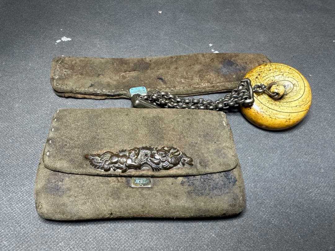 煙管入　根付　饅頭　キセル入れ　時代物 煙草道具　天然素材　アンティーク　骨董 純銀煙管【 細密 鏨打ち文様 (純)(純)刻印 】時代物キセル 骨董