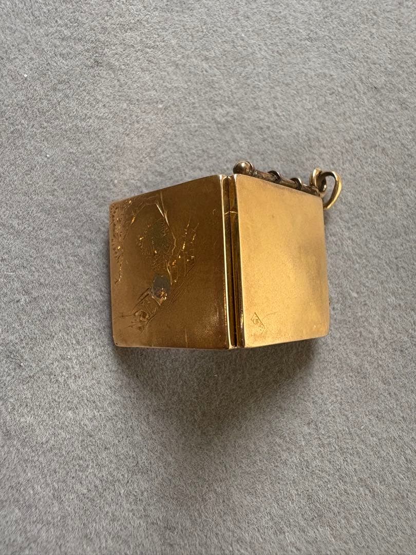 アンティーク ヴィンテージ K18陽刻 彫金 方位磁針 ロケット