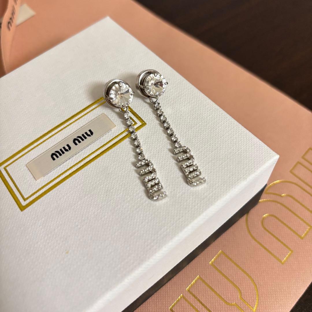 miumiu クリスタル付きメタルピアス - メルカリ