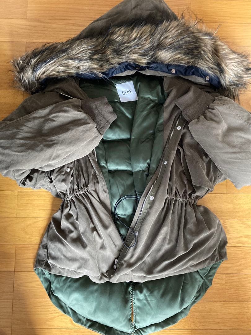 GYDAオリーブグリーン ファー付きダウンジャケット - メルカリ