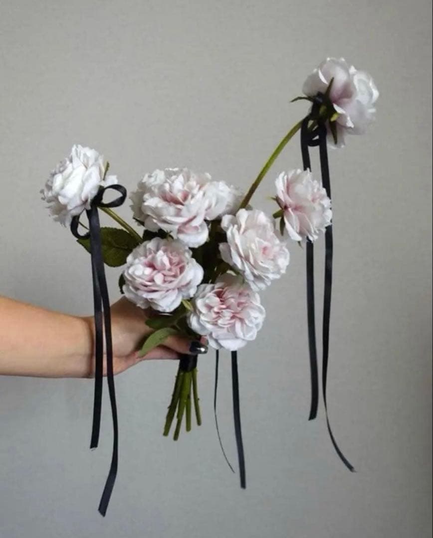 スモーキーピンクローズのシングルブーケ　韓国ブーケ　ウェディングブーケ ホワイト＆アンティークピンクローズのラウンドブーケ S【アーティ