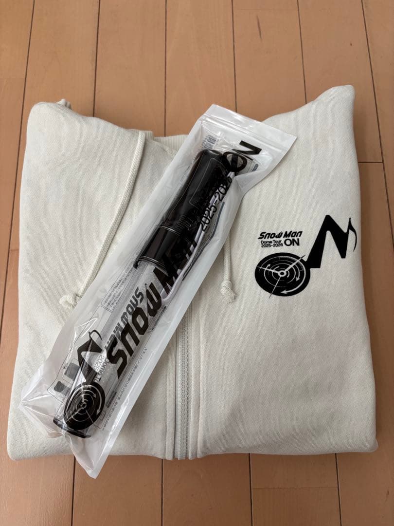 Man ON パーカーＬ　ペンライト LANVIN en Bleu（ランバンオンブルー）の「ペイントロゴ 9.5oz