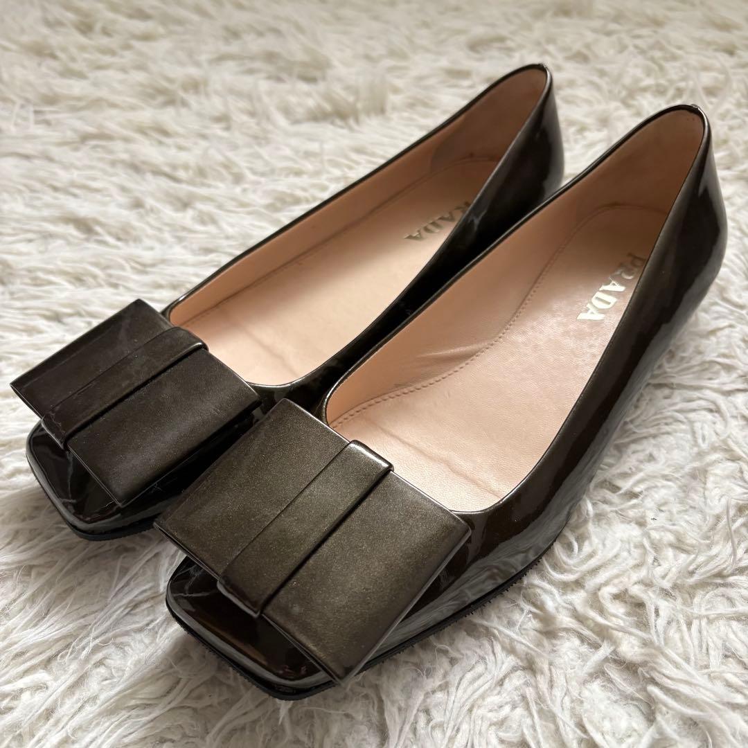 美品　PRADA リボンパンプス　パテントレザー　ダークカーキ　22.5cm