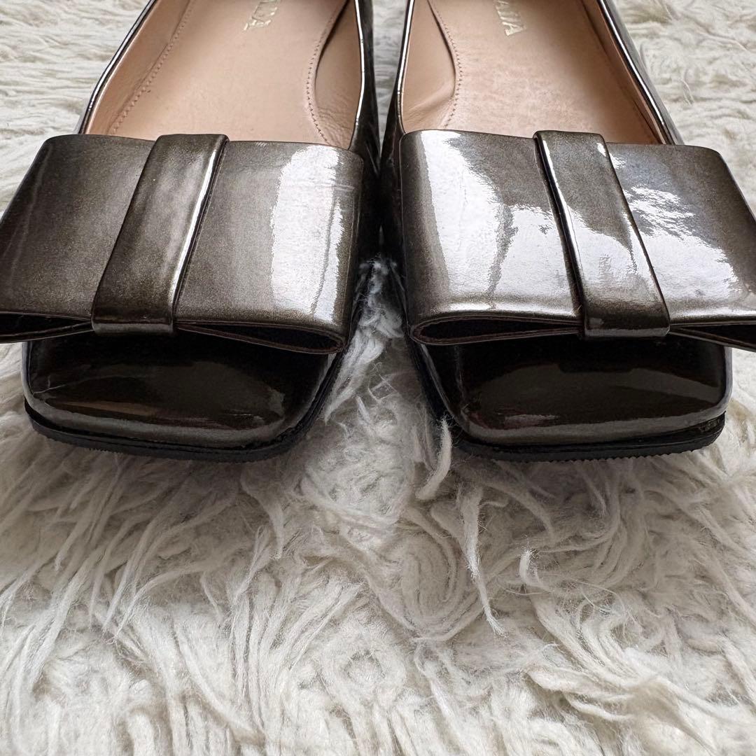 美品　PRADA リボンパンプス　パテントレザー　ダークカーキ　22.5cm