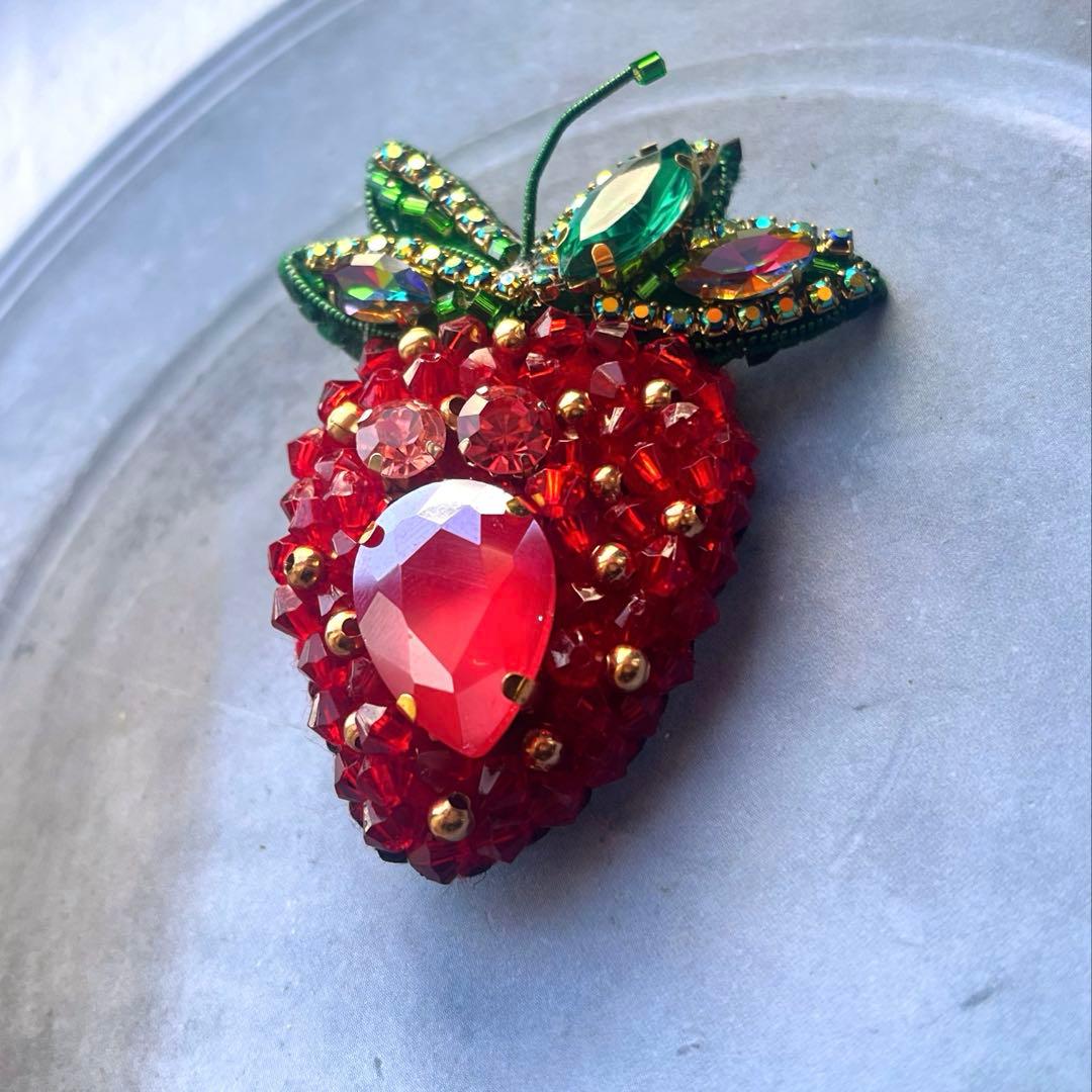 7.苺 いちご ビーズ 刺繍ブローチ Strawberry - メルカリ