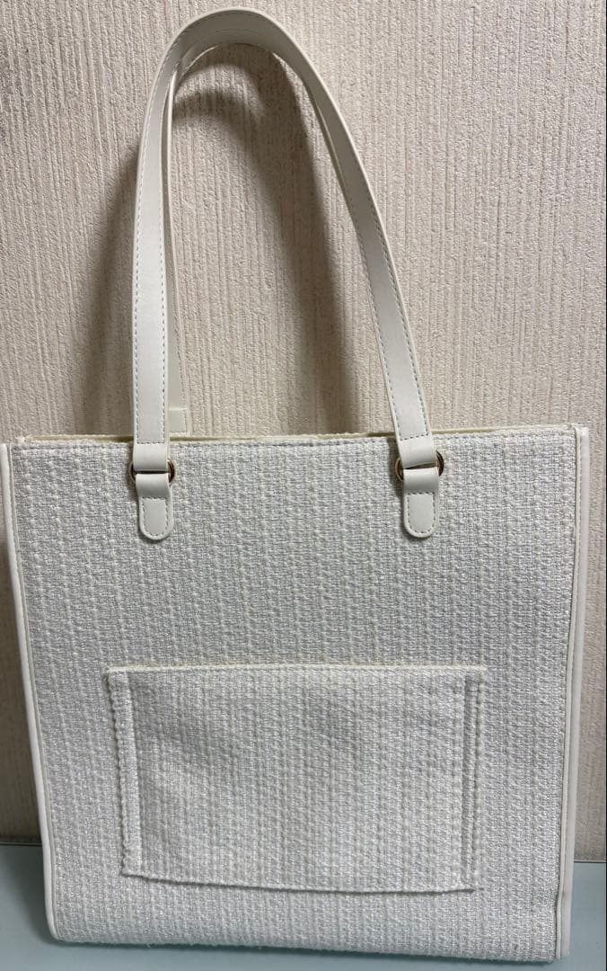 LouLoumei ハートチャーム付きトートバッグ アイボリー - メルカリ