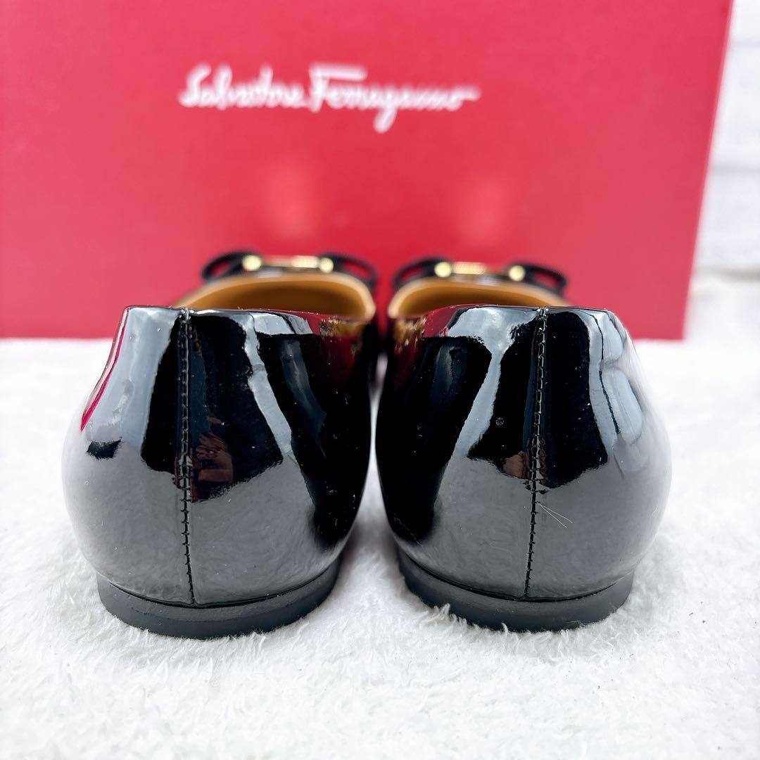✨Ferragamo フラットシューズ ヴァリナ ブラック エナメル 22.5