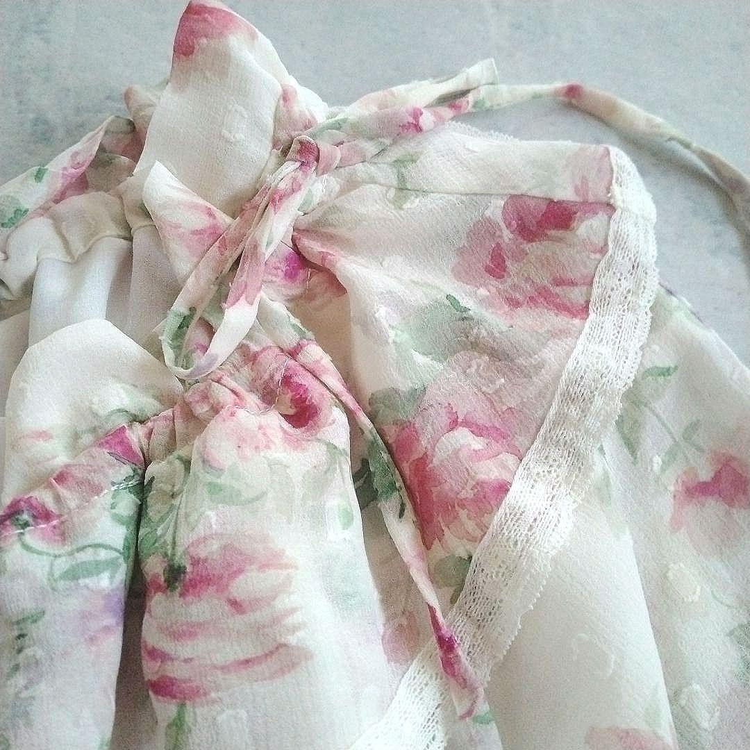 ローズティアラ】未使用 46 洗える ローズプリント フリルカラー