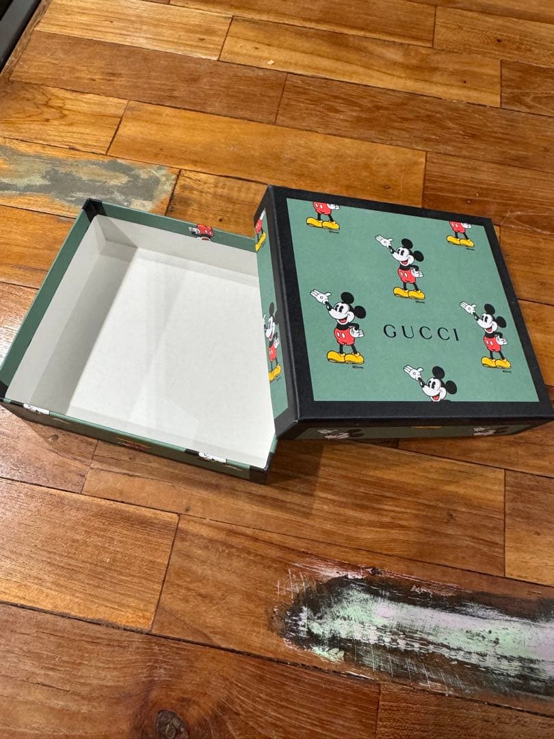 こむぎ様専用GUCCI Disneyコラボ 二つ折り財布 箱有り - メルカリ