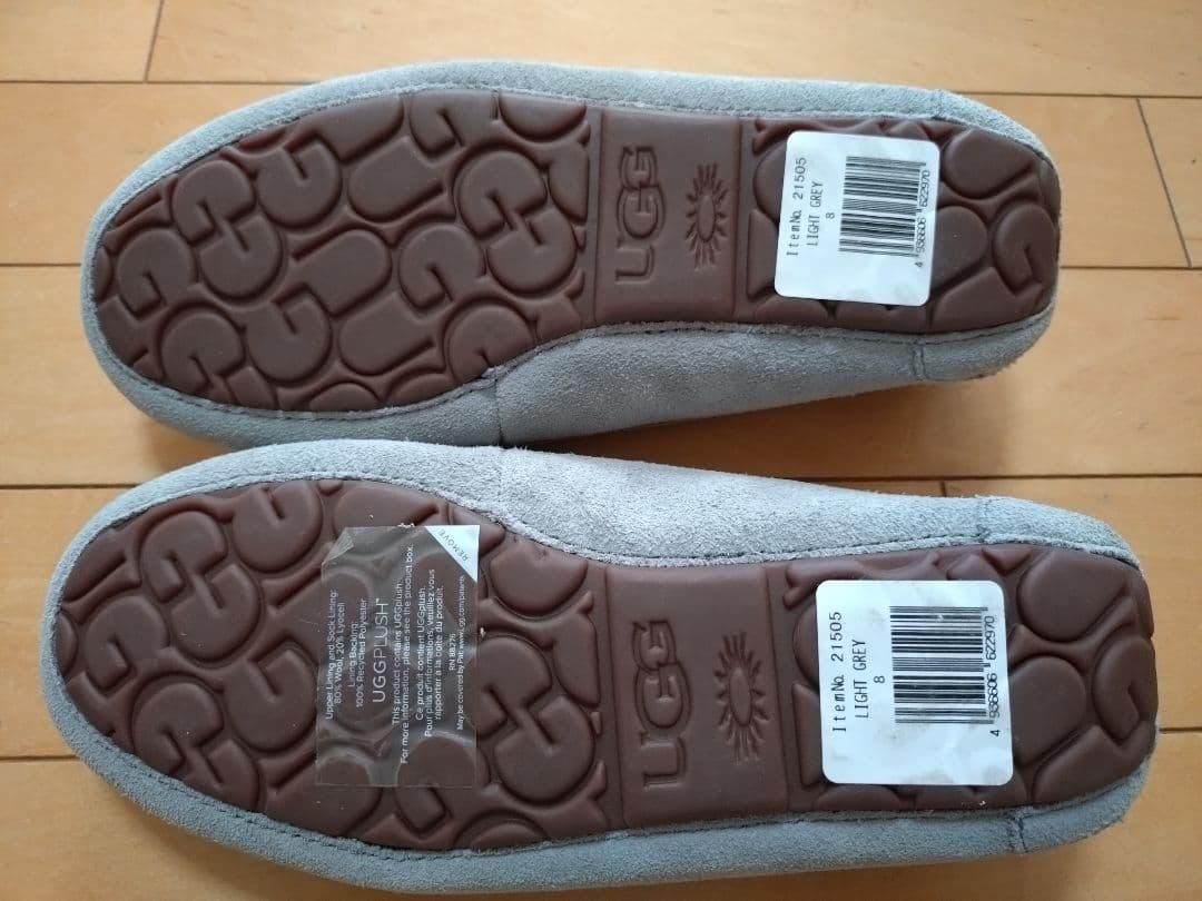 UGG グレー モカシン 25 スエード素材のグレーのモカシン、ファー内装
