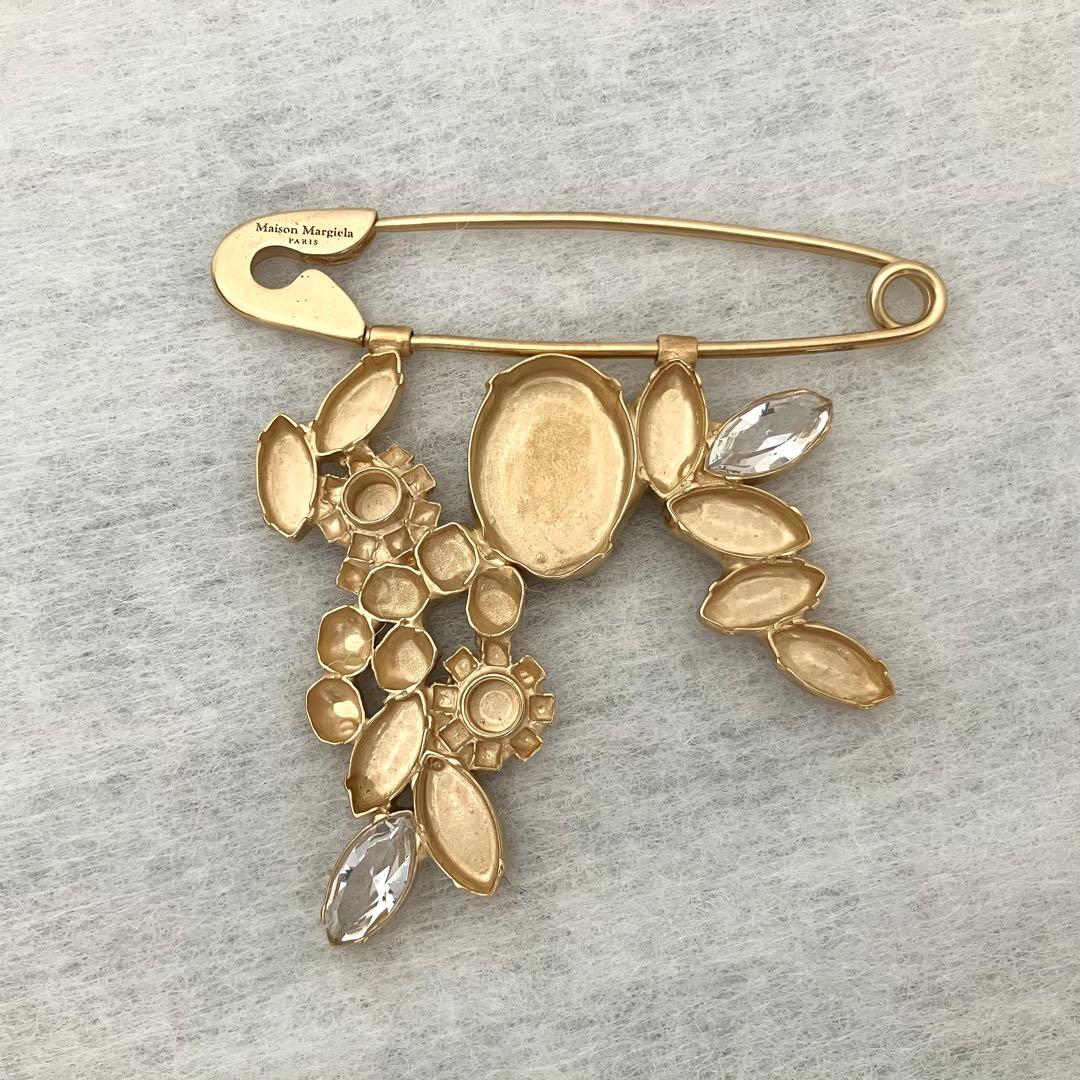 メゾンマルジェラ ブローチ コサージュ ゴールドカラー - メルカリ