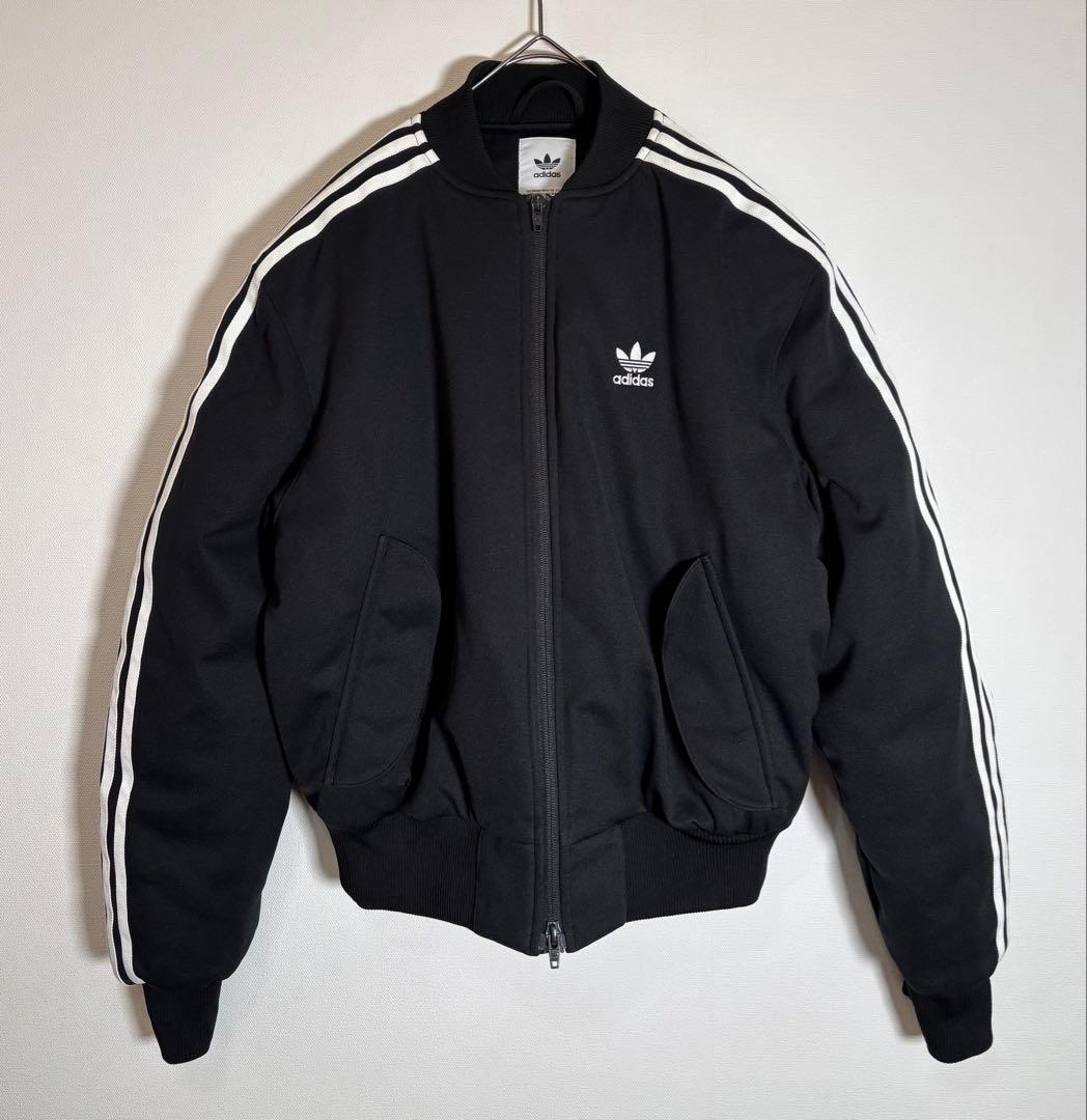 adidas トレフォイル刺繍ロゴ　ダブルジップ　中綿入りサイドライン　MA-1 adidas アディダスオリジナルス アディカラー トレフォイルロゴ