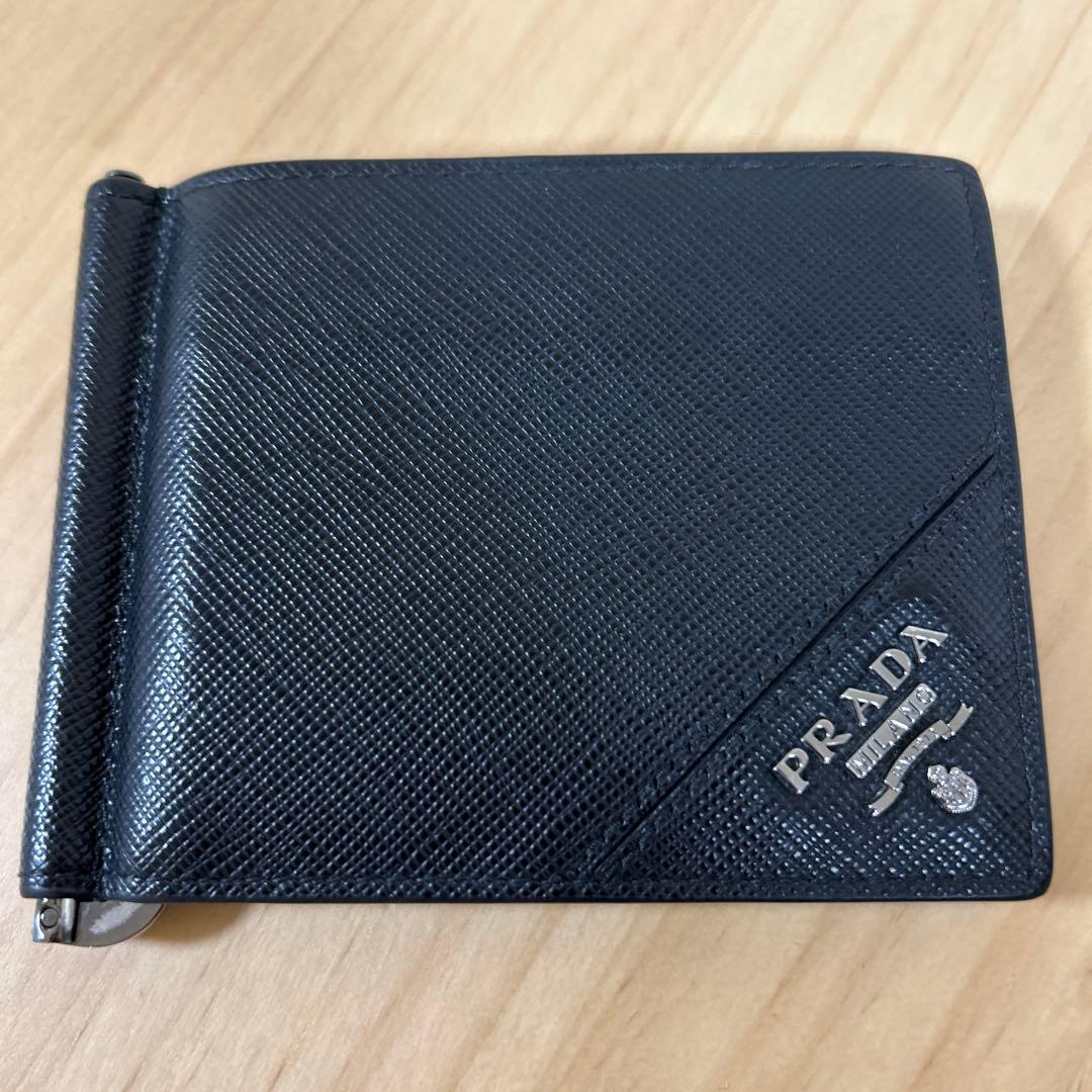 サフィアーノレザー製のブラックマネークリップPRADA ブラック マネークリップ 楽天市場】PRADA ﾌﾟﾗﾀﾞ ｻﾌｨｱｰﾉ ﾏﾈｰｸﾘｯﾌﾟ 札入れ 財布 黒 ﾌﾞﾗｯｸ 二
