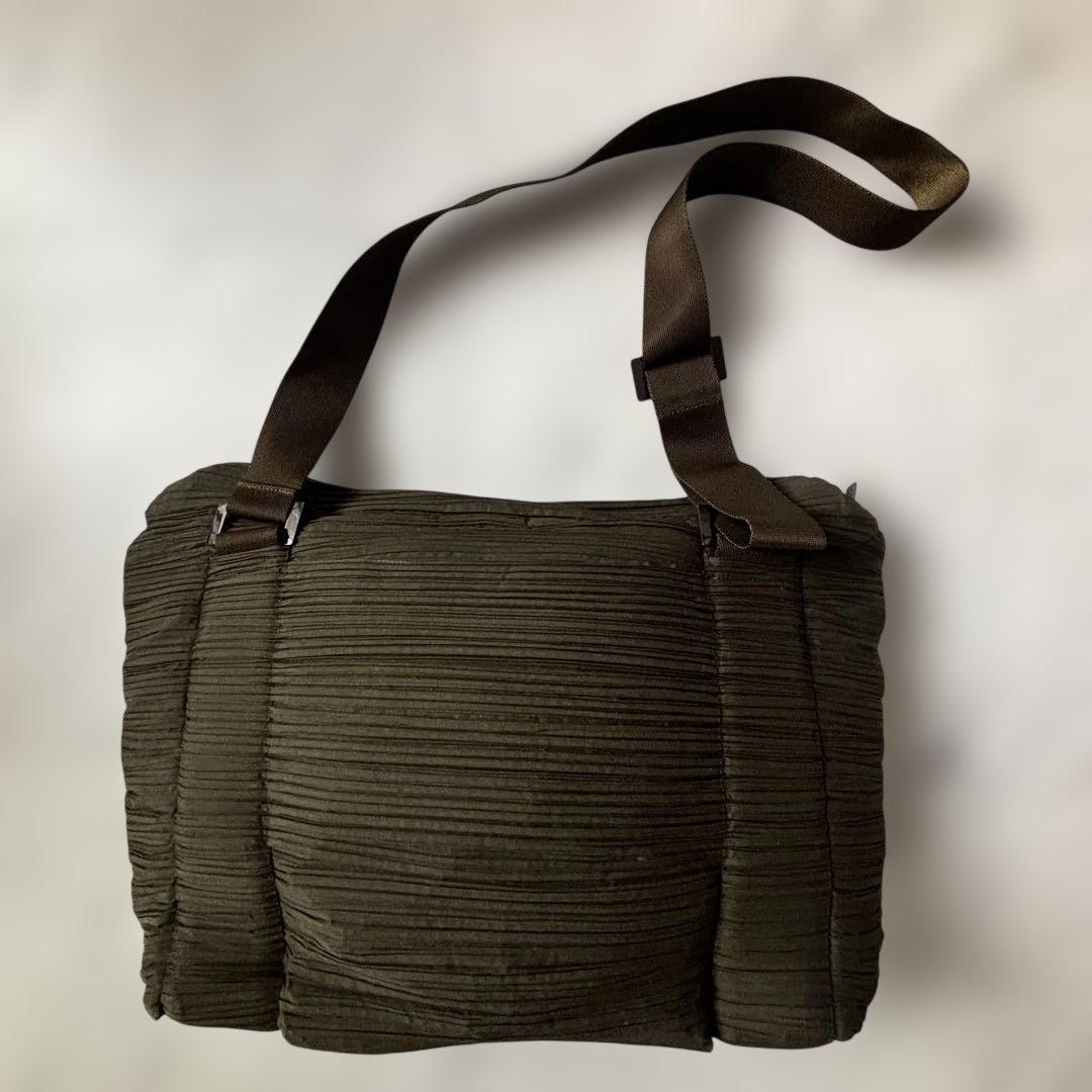 PLEATS PLEASE プリーツプリーズ ショルダーバッグ カーキブラウン 楽天市場】【プリーツプリーズ イッセイミヤケ】PLEATS PLEASE ISSEY