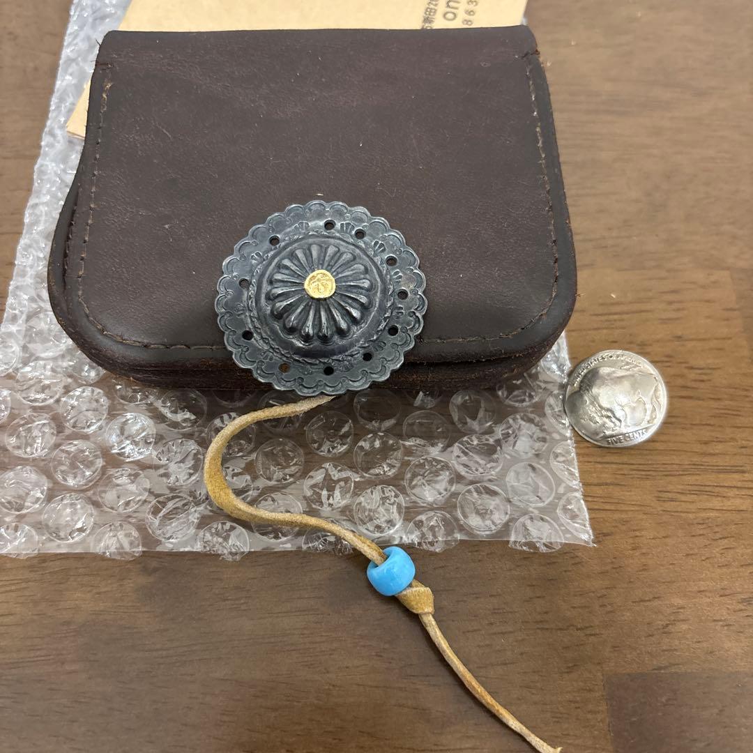 ゴローズ　角型小銭入れ　マチ無し　金メタ付きフラワーコンチョ　焦茶 goro's - goro's フラワーコンチョゴローズ 角型小銭入れ 黒 マチ有り