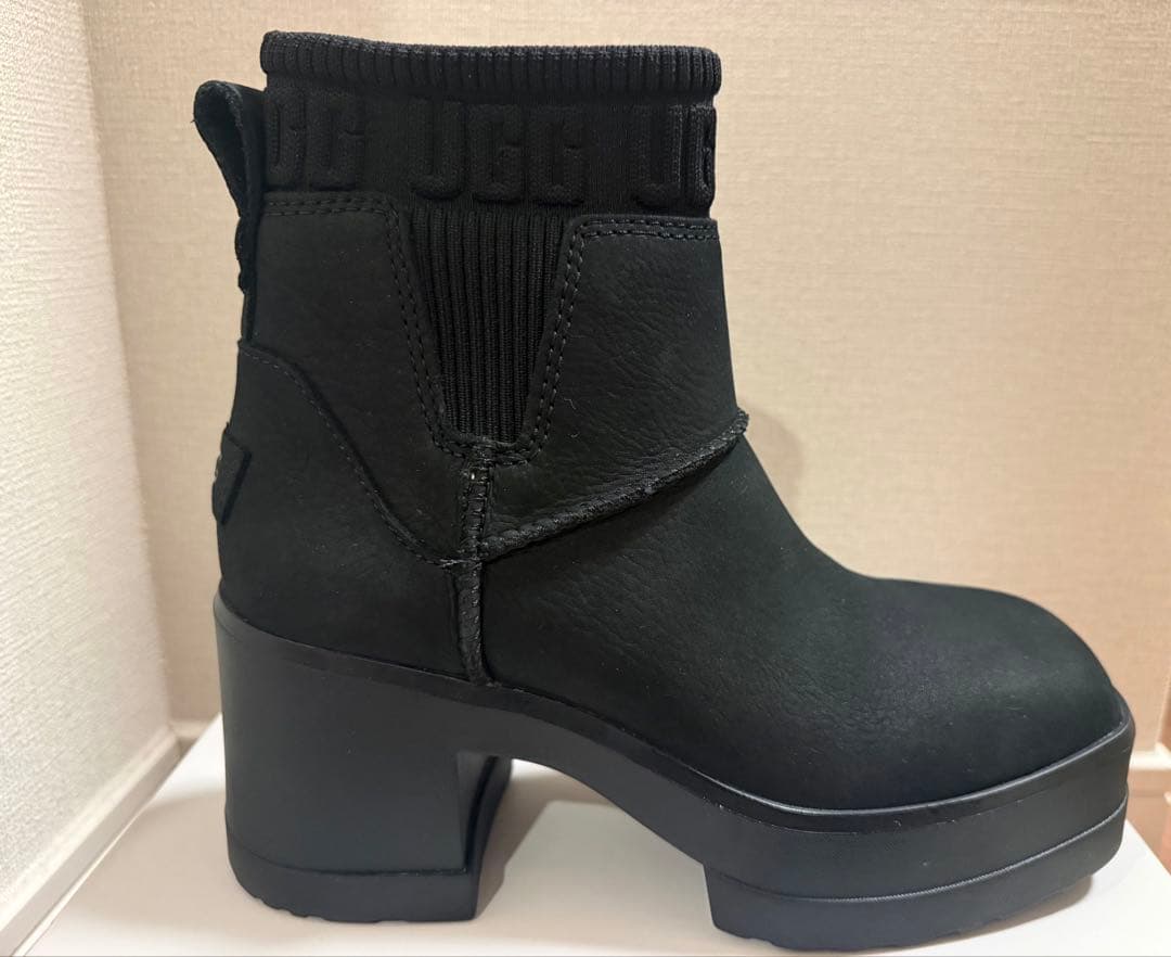 【美品】 UGG モクシーチェルシー 厚底ブーツ 黒 23.5cm