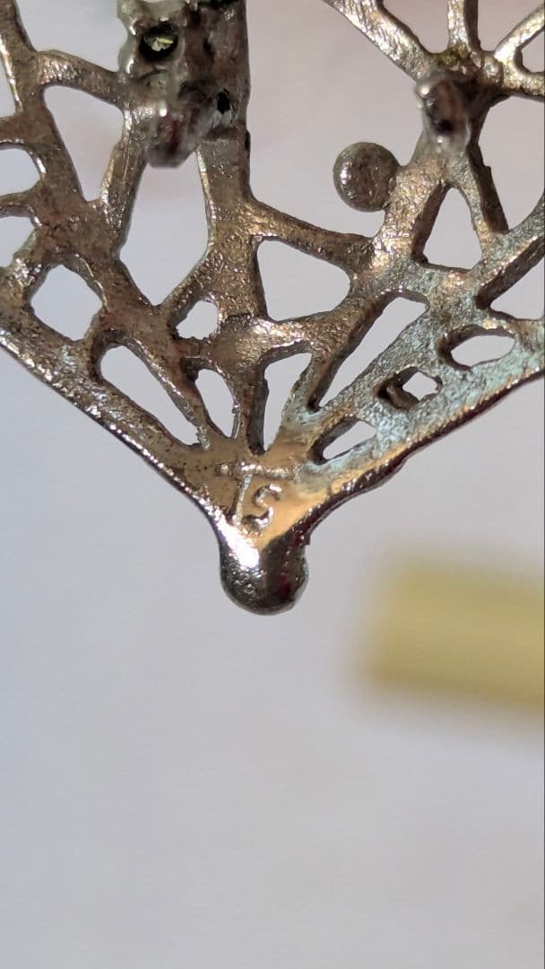 田崎真珠旧刻印ほおずき型透かしメレダイヤ入りデザインブローチ